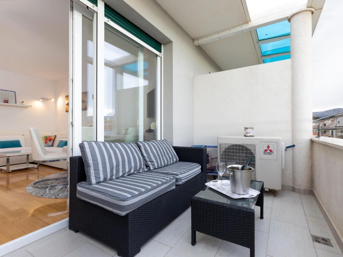 Modern Center With Terrace Split